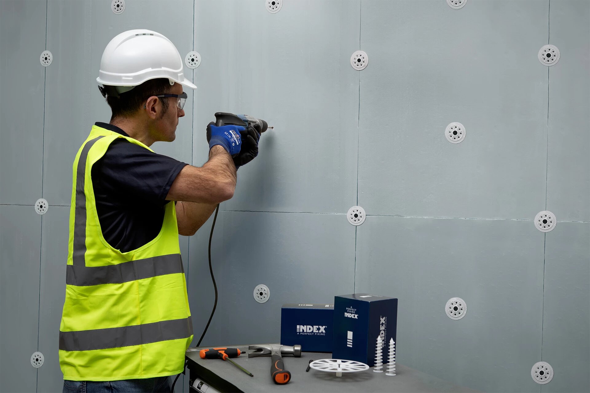 técnico instalando sistema aislamiento termico exterior